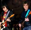 Andy Rourke (r) und Johnny Marr von The Smiths 2006 in Manchester. Rourke ist  im Alter von 59 Jahren gestorben.