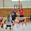 Der starke Block war einer der Erfolgsgaranten beim Sieg der Kleinaitinger Volleyballerinnen (rote Trikots). 