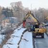 Nach dem zähen Start vergangene Woche wird nun an der Bundesstraße 16 in Höhe Unterhausen gearbeitet. Der Bautrupp entfernt zunächst mit zwei Baggern die komplette Gabionenwand zwischen B16 und Bahngleis.  	