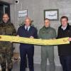 MdB Reinhard Brandl (re.) und Hauptmann Michael Scholz, Vorsitzender Luftwaffe beim Bundeswehrverband übergaben zusammen mit dem Inspekteur der Luftwaffe, Generalleutnant Ingo Gerhartz (2.v.li.), den Schal mit Unterschriften von Bundestagsabgeordneten an Kontingentführer Oberstleutnant Sören Richter.