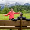 Bundeskanzlerin Angela Merkel sprach 2015 im Rahmen der G7 Konferenz mit US-Präsident Barack Obama auf einer Wiese bei Schloss Elmau vor der Wettersteinspitze.