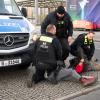 Polizeibeamte haben einen Aktivisten der Klimaschutz-Gruppe Letzte Generation am Potsdamer Platz gestoppt.