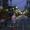 Ein Wachmann vor einer abgesperrten Straße unweit der Reaktorruine von Fukushima. Viele "Dark Tourists" würden sich diese Gegend gern einmal anschauen.