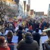 Phasenweise haben nach Schätzungen der Polizei am Samstagnachmittag bis zu 2200 Menschen auf dem Aichacher Stadtplatz für Demokratie und Freiheit demonstriert.