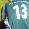 Nach der 2:3-Heimniederlage gegen die SpVgg Westheim schlägt’s jetzt 13 für den VfL Westendorf. Am Boden ein zerknirschter Michael Böhm von den Gastgebern. 
