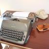 Die Schreibmaschine, das Wählscheibentelefon sowie Stempel und Stempelkissen verschwanden aus den Büros. Solche Gegenstände sind nun im Burgauer Museum zu sehen.