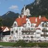 So sieht es aus, das neue Hotel am Fuß von Schloss Neuschwanstein. Am Montag will es eröffnen – obwohl es Streit gibt um den Namen.