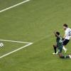 Lionel Messi (r) erzielt aus dem Lauf heraus gegen den Nigerianer Kenneth Omeruo das Tor zum 1:0 für Argentinien.