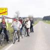 Alt-Kreisrat Hans Eppinger (links) und seine Radlerfreunde wünschen sich einen Radweg entlang der Staatsstraße 2382 zwischen Hohenreichen und Langenreichen. Momentan fahren sie aus Sicherheitsgründen meist entlang kleinerer Straßen. 