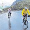 Regen und nur noch fünf Grad Celsius: Wolfgang Groner (gelbe Jacke) und Robert Schütz bei der Auffahrt zum Timmelsjoch.  