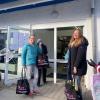 Sabine Brücken (links) und Tanja Jehle verteilen vor dem Tafelladen in Senden volle Taschen an sozial benachteiligte Menschen. Spenderinnen und Spender hatten diese bestückt.  