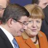 Der türkische Regierungschef Ahmet Davutoglu (L) im Gespräch mit Kanzlerin Merkel. Foto: Olivier Hoslet