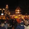 Vor dem Bobinger Rathaus reihen sich zum Weihnachtsmarkt auch 2023 wieder die Buden aneinander.