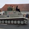 Der als Panzer dekorierte Wagen mit der Aufschrift "Ilmtaler Asylabwehr" beim Faschingsumzug in Steinkirchen ist ein Fall für den Staatsanwalt.