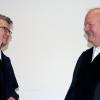 Der Vorsitzende Richter Josef Jung (rechts) vereidigt den neuen Handelsrichter Thomas Kerscher am Landgericht. 	