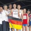 Franz Herzgsell von der LG Reischenau-Zusamtal mit der deutschen Fahne auf dem Siegertreppchen bei den Senioren-Europameisterschaften im Crosslauf. 