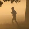 Jogger im Nebel: Bewegung schützt vor Darmkrebs. Foto: Ralf Hirschberger dpa