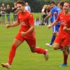 „Verfolgt“ von Mitspieler Benjamin Haase (rechts) freut sich Kicklingens Doppel-Torschütze Jonas Manier (links) hier über sein 1:0 gegen Holzheim.