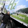 Prokurist Oliver Staffa vor dem wasserstoffbetriebenen Müllsammelfahrzeug von Kühl Entsorgung.                          