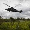 Ein Polizeihubschrauber landet auf einer Kokaplantage in Tumaco im Südwesten Kolumbiens (Archivbild).