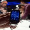 Uhr und mehr: eine Samsung „Gear S“ Smartwatch. 	