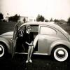 „Auf dem beigefügten Foto sehen Sie meine Omi Elfriede Käsmayr mit ihrem ersten Auto – einen schicken VW Käfer“, schreibt uns Sarah König aus Horgau. Die Aufnahme entstand 1960. Elfriede Käsmayr war damals 22 Jahre alt.