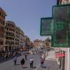 Die Anzeigetafel einer Apotheke zeigt im Juli eine Temperatur von 46 Grad in der Innenstadt von Rom an.