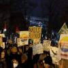 Menschen demonstrieren gegen Rechts vor dem Roten Rathaus.