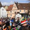 Das Ende der fünften Jahreszeit bildet im Landkreis Günzburg der Gaudiwurm im Altort Jettingen. Ausgelassen feierten die Narren bei bestem Wetter den Saison-Endspurt.