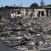 Überreste mehrerer Fahrzeuge und die Ruine eines abgebrannten Supermarktes in La Londe-les-Maures.