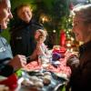 Verteidigungsministerin Ursula von der Leyen CDU kauft auf dem Weihnachtsmarkt im Feldlager Camp Marmal eine, von einer Frau aus Masar-i-Scharif, handgefertigte Puppe.