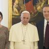 Papst Franziskus traf Greg Burke und Paloma Garcia Ovejero  vor einer Kopie der Knotenlöserin.