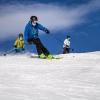 Trotz angespannter Corona-Lage ermöglichen Österreich und die Schweiz das Skifahren.