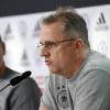 DFB-Direktor Oliver Bierhoff (l) und DFB-Arzt Tim Meyer bei der Pressekonferenz der Nationalmannschaft nach dem positiven Corona-Fall.