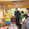 Gerne informiert Günter Keistler (links) Besucher über das interessante Leben der Bienen und die Arbeit des Imkers. 