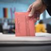 In einer Briefwahlstelle in Berlin nutzt ein Mann sein Stimmrecht zur Europawahl 2019.