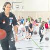 Basketballspieler Dane Watts war aus Ulm angereist, um mit den Schülern der Bellenberger Lindenschule einen Vormittag lang zu trainieren. 