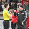 Nach dem 0:1 gegen Ecknach suchte Jettingens Trainer Konrad Nöbauer den Dialog mit Schiedsrichter Lukas Nartschick. Augenscheinlich drifteten die Ansichten auseinander.