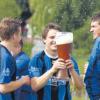 Kräftig gefeiert haben die Kicker des SSV Alsmoos-Petersdorf den Aufstieg in die Kreisklasse. Am Wochenende wird es wieder ernst.  