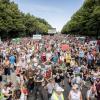 Ohne Abstand und ohne Mundschutz stehen Tausende bei einer Kundgebung gegen die Corona-Beschränkungen in Berlin. Das will der Berliner Innensenator in Zukunft verhindern.