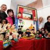 "Unterm Christbaum: Spielzeug aus vergangenen Tagen" heißt die Ausstellung im Refektorium des Klosters Thierhaupten. Im Bild (von links) Fritz Hölzl, Claudia Drachsler, Nathalie Golder als Engel und Rosmarie Ludl. Foto: Marcus Merk