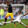 Im Duell um das Finale der Champions League ist Real Madrid Favorit: Atléticos Antoine Griezmann (l) im Kampf um den Ball mit Casemiro.