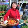 Renate Haag betreibt seit fast fünf Jahren einen Gemüsestand auf dem Augsburger Stadtmarkt. 