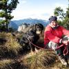 Karl Heiligmann fotografierte 2009 Ingrid Heiligmann und Bergsteigerhund Max bei der Rast auf dem Zirmgrat vor dem Falkenstein.