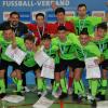 Die B-Junioren des FC Stätzling wurden in Neuried bayerischer Meister in der Halle. Unser Bild zeigt das erfolgreiche Team: (hinten von links) Trainer Emanuel Baum, Hugo Königshausen, Fabian Rosner und Lukas Wagner, (vorne von links) Danilo Skaljac, Niklas Grüner, Tobias Ullmann, John Assbeck, Dejan Durasinovic, Denny Indiavo, Luca Lenz und Max Pletschacher. 	 	