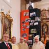 Eine besondere Installation machte in der Stadtpfarrkirche St. Justina auf das Kolpingjubiläum aufmerksam. Zahlreiche Fotos von Josef Schalk zeigten das vielfältige Gemeinschaftsleben. Vor dem Bild versammelten sich Vorsitzender Thomas Dressel (von links), Kolpingpräses Alois Zeller, Kurseelsorger Pater Rüdiger Prziklang und Pfarrer Eberhard Pfarr.  	