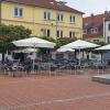 Seit Dienstag dürfen die Gastronomen im Landkreis Neuburg-Schrobenhausen ihre Außenbereiche wieder öffnen. Das Café Zeitlos am Schrannenplatz war unter den ersten und bereits am Vormittag zog es die ersten Gäste an. 	