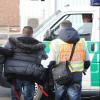 Polizisten begleiten einen straffällig gewordenen Asylbewerber zum Flughafen.