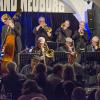 Wenig Platz für eine Big Band bietet der Birdland Jazzclub in Neuburg. Das hinderte Joe Haider und Co. nicht daran, das volle Haus mit bester Musik zu versorgen.