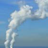 Die Dampfwolken aus den Kühltürmen des Atomkraftwerks in Gundremmingen sind an klaren Tagen auch vom Lechrain aus zu sehen.  